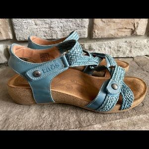 taōs sandals: trulie in lake blue. Size 9-9.5 /40